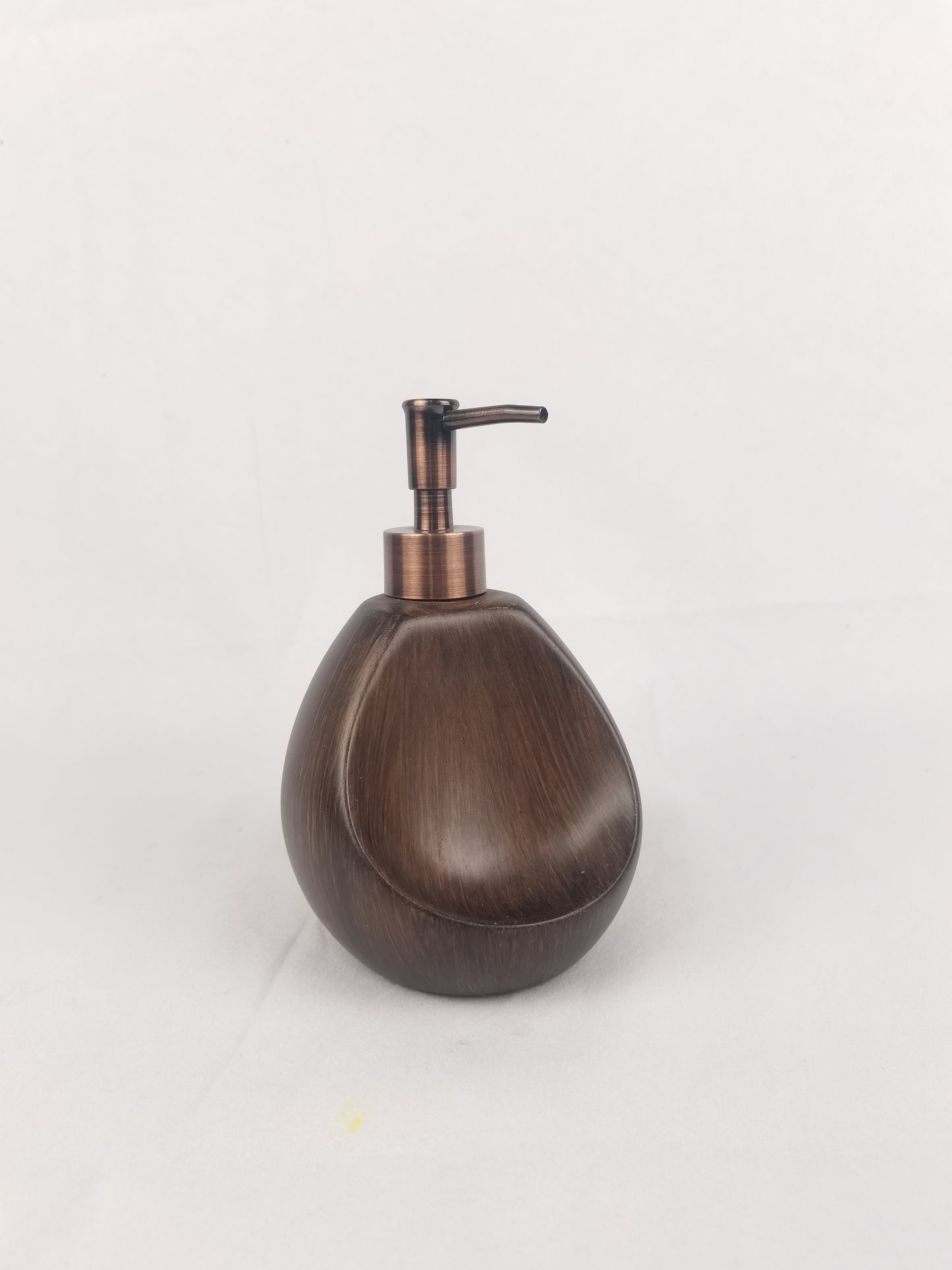 Scratch-resistant resin-based cleaning system