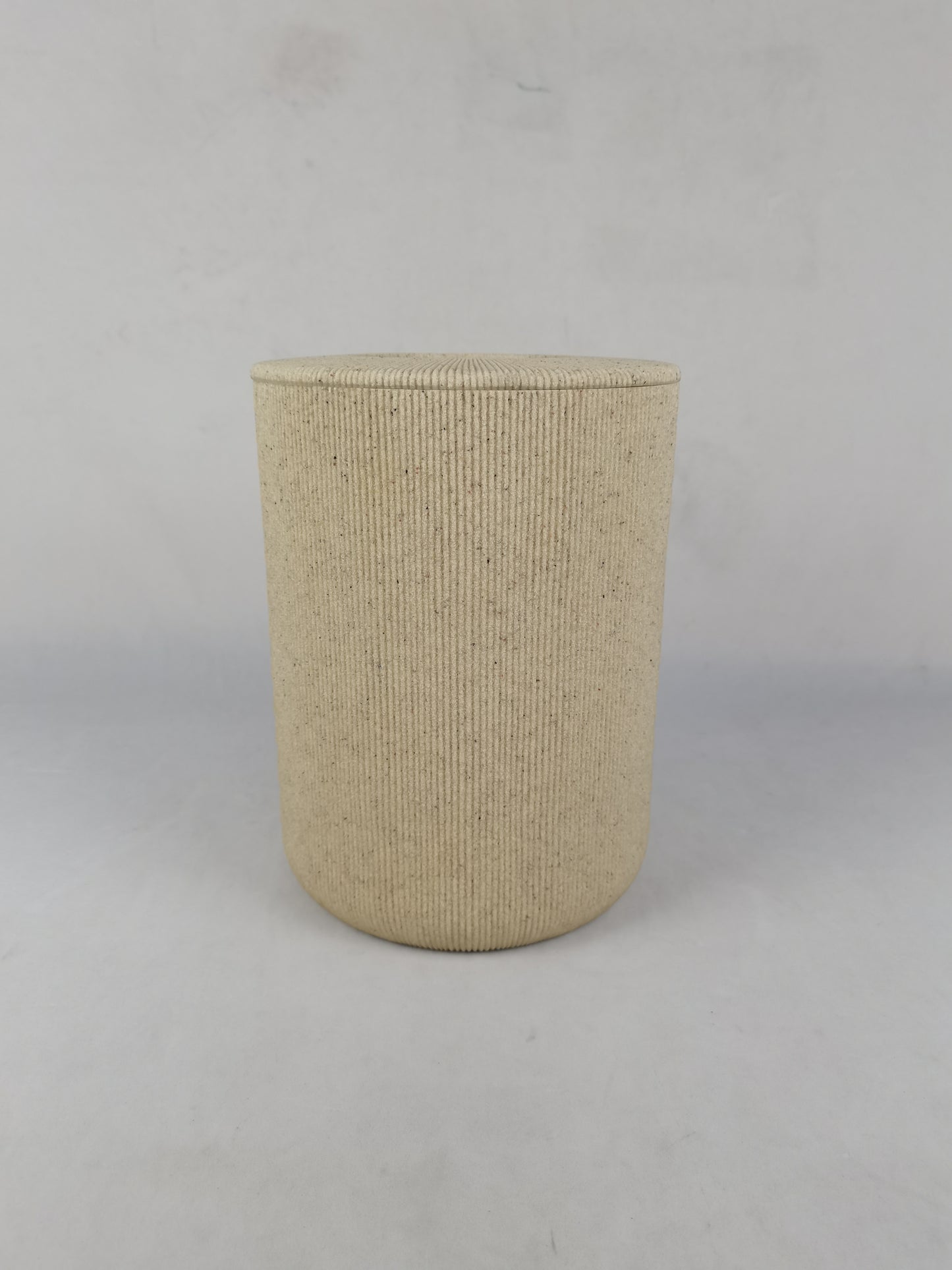 Light-colored space-expanding trash can