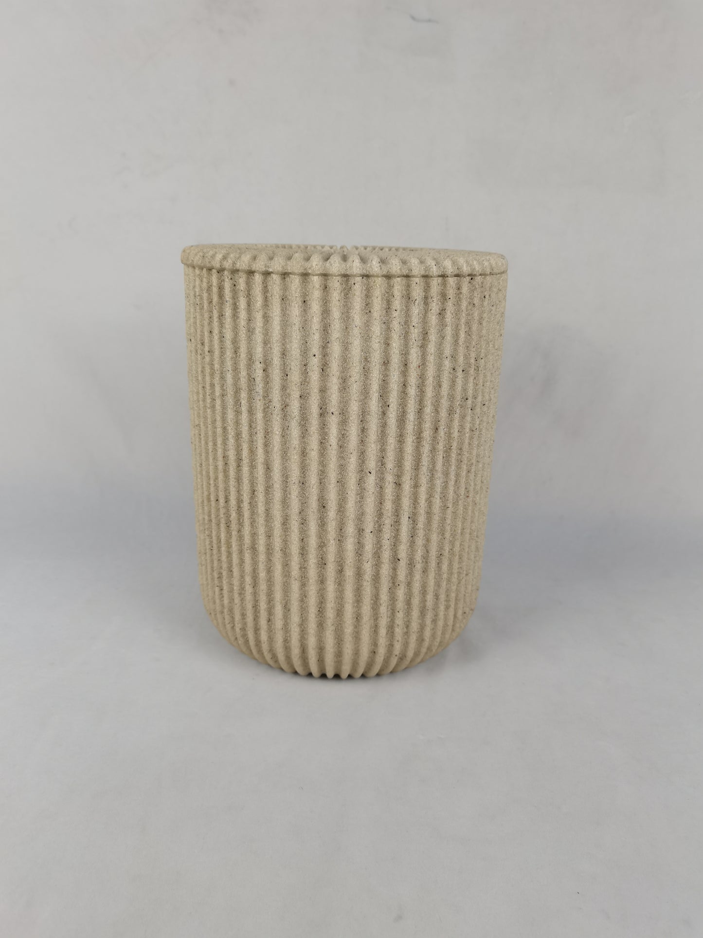 Light-colored space-expanding trash can