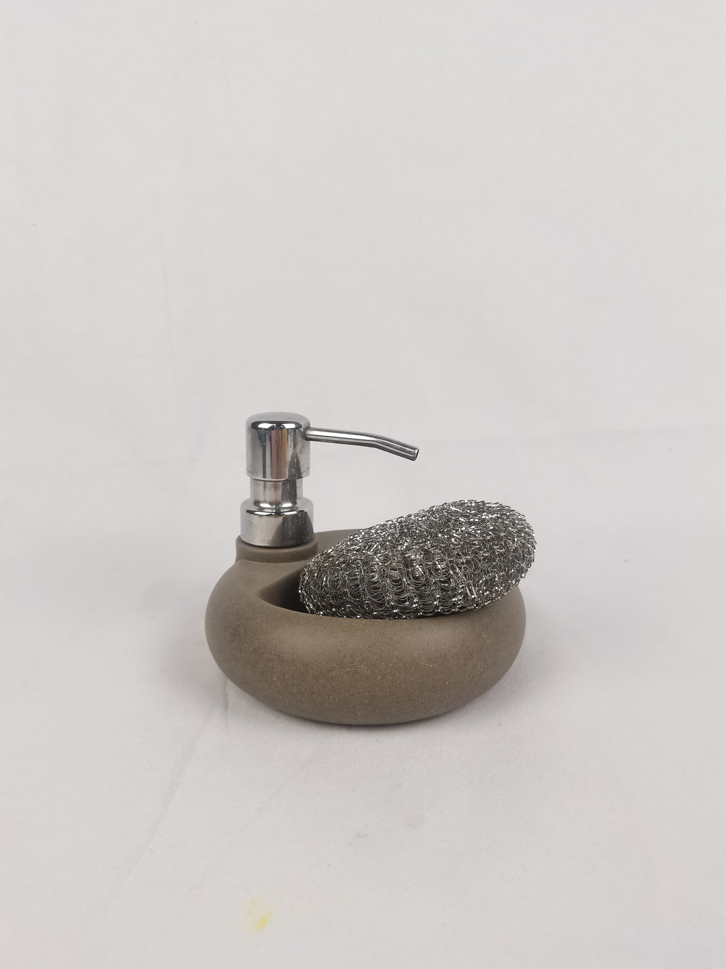 Scratch-resistant resin-based cleaning system