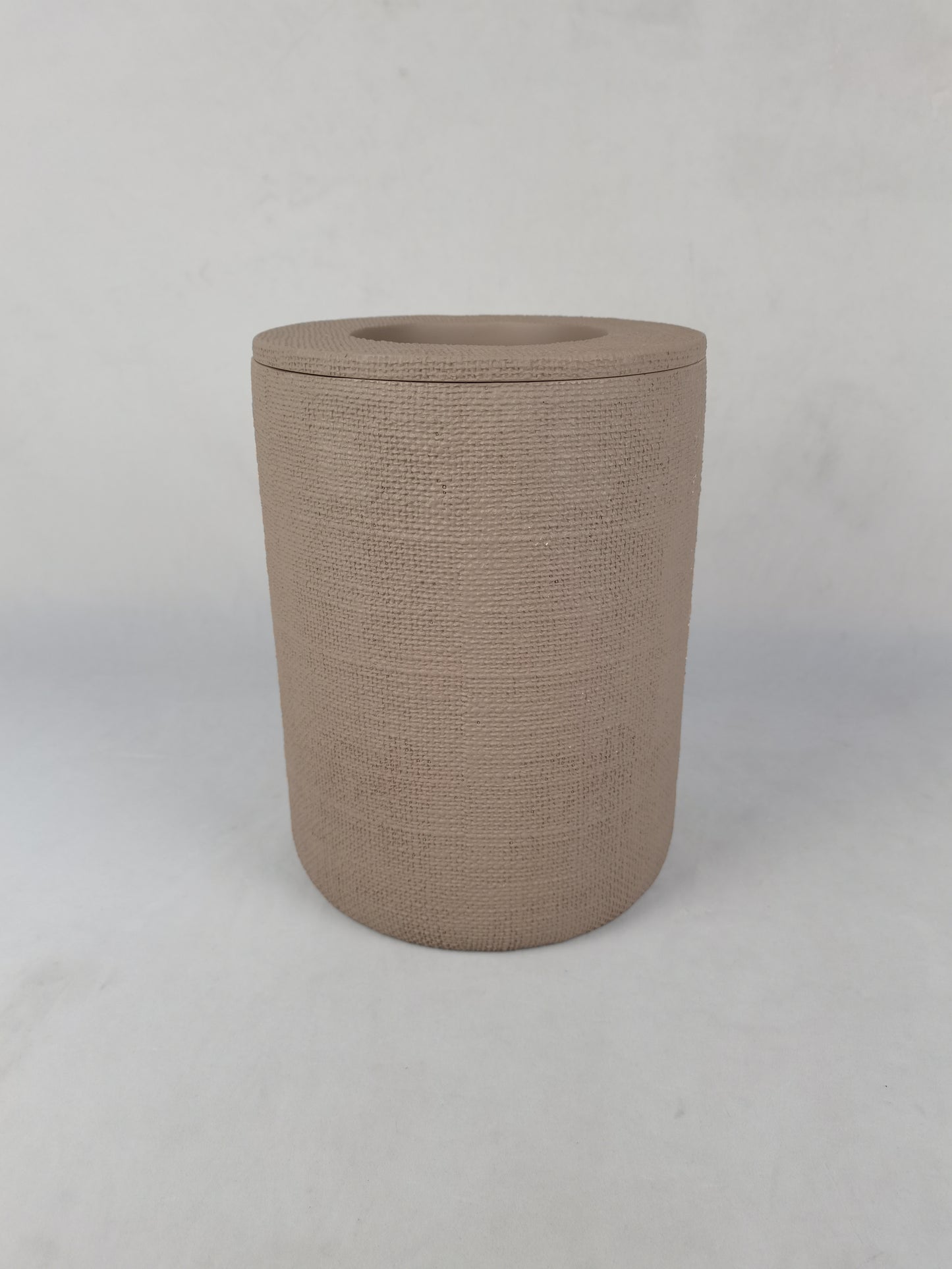 Light-colored space-expanding trash can