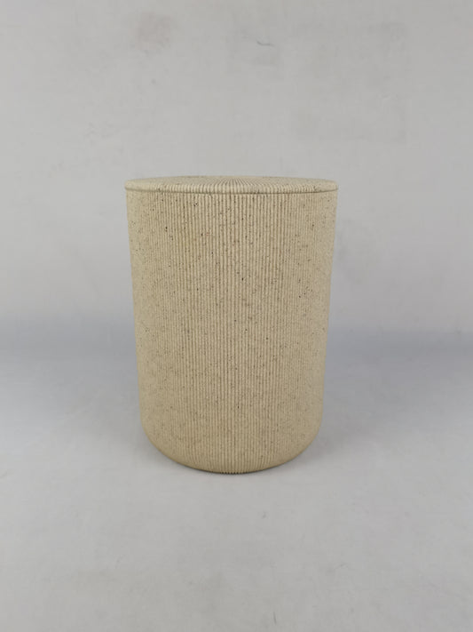 Light-colored space-expanding trash can