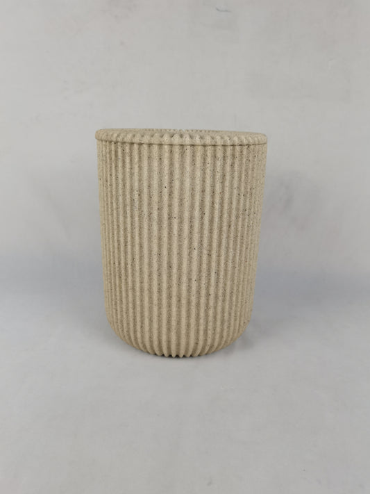 Light-colored space-expanding trash can